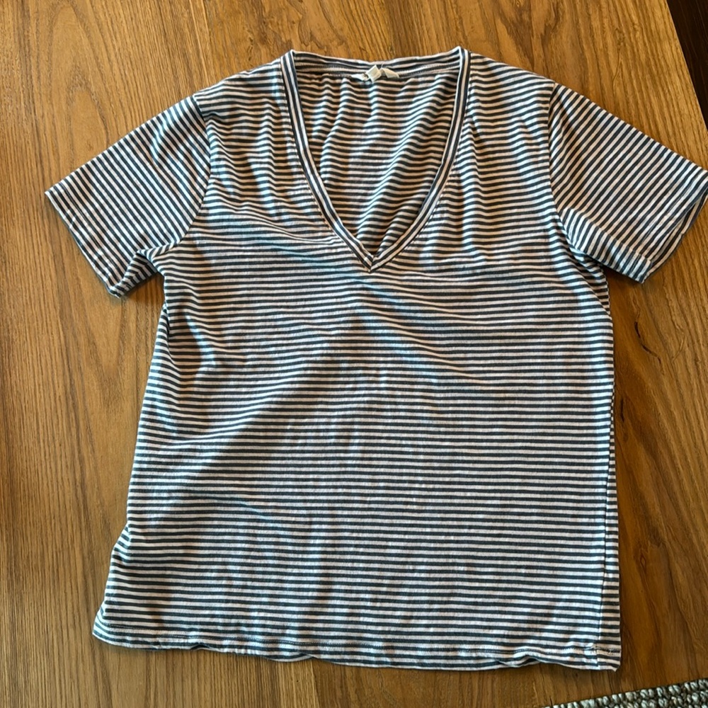 Splendid V Neck Tee. Size Medium
